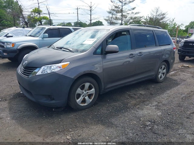 45182760 :رقم المزاد ، 5TDKK3DC8DS344381 vin ، 2013 Toyota Sienna Le V6 8 Passenger مزاد بيع