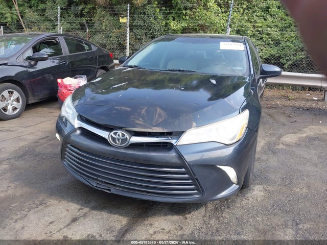 45183560 :رقم المزاد ، 4T1BF1FK3HU618371 vin ، 2017 Toyota Camry Le مزاد بيع