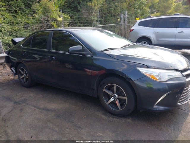 45183560 :رقم المزاد ، 4T1BF1FK3HU618371 vin ، 2017 Toyota Camry Le مزاد بيع
