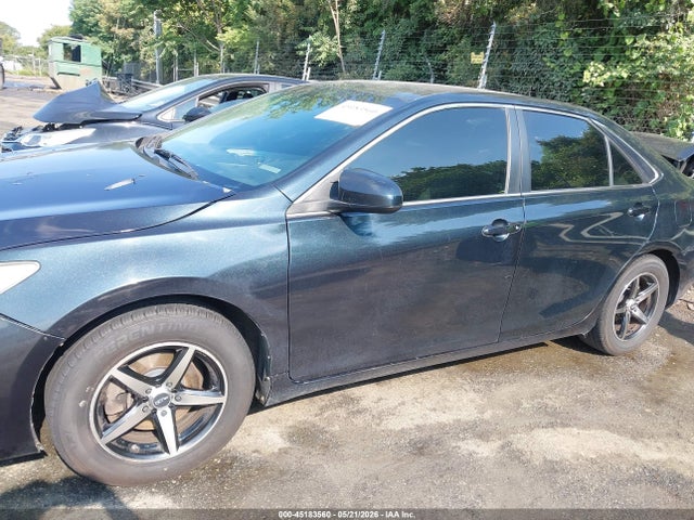 45183560 :رقم المزاد ، 4T1BF1FK3HU618371 vin ، 2017 Toyota Camry Le مزاد بيع