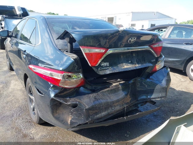 45183560 :رقم المزاد ، 4T1BF1FK3HU618371 vin ، 2017 Toyota Camry Le مزاد بيع