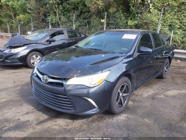 45183560 :رقم المزاد ، 4T1BF1FK3HU618371 vin ، 2017 Toyota Camry Le مزاد بيع