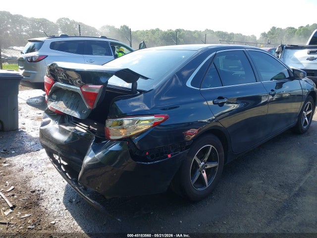 45183560 :رقم المزاد ، 4T1BF1FK3HU618371 vin ، 2017 Toyota Camry Le مزاد بيع