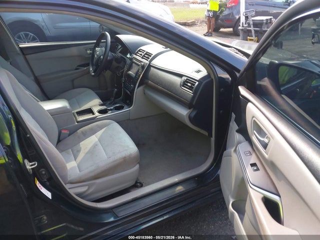 45183560 :رقم المزاد ، 4T1BF1FK3HU618371 vin ، 2017 Toyota Camry Le مزاد بيع