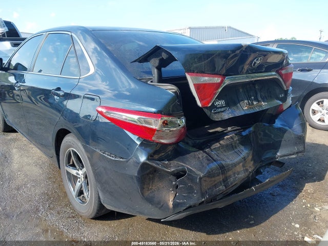 45183560 :رقم المزاد ، 4T1BF1FK3HU618371 vin ، 2017 Toyota Camry Le مزاد بيع