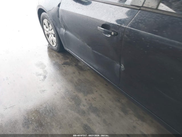 Продажа на аукционе авто 2015 Chevrolet Cruze Ls Auto, vin: 1G1PA5SH0F7164577, номер лота: 45187317