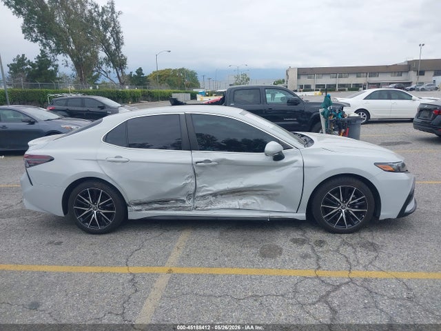 45188412 :رقم المزاد ، 4T1T11AK0NU065569 vin ، 2022 Toyota Camry Se مزاد بيع