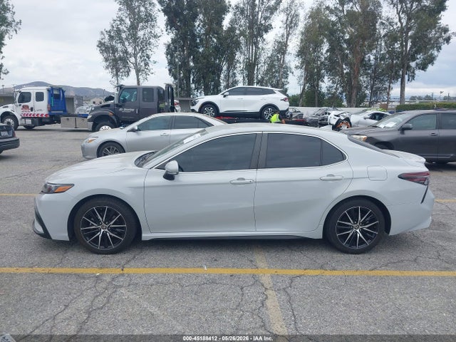 45188412 :رقم المزاد ، 4T1T11AK0NU065569 vin ، 2022 Toyota Camry Se مزاد بيع