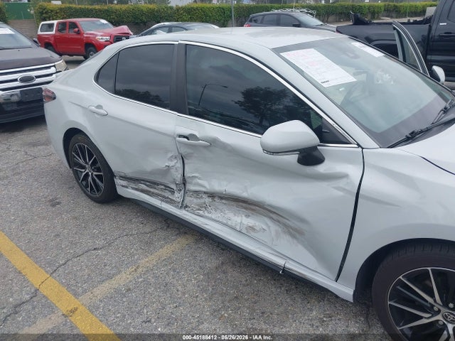 45188412 :رقم المزاد ، 4T1T11AK0NU065569 vin ، 2022 Toyota Camry Se مزاد بيع