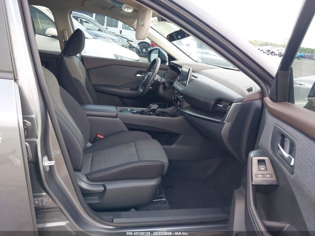 45189129 :رقم المزاد ، 5N1BT3BA2PC753377 vin ، 2023 Nissan Rogue Sv Fwd مزاد بيع