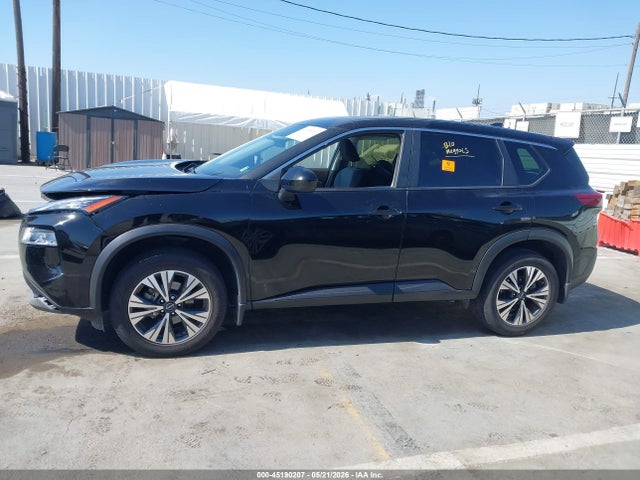 JN8BT3BA8PW417613 Nissan Rogue Sv Fwd