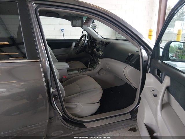 45190439 :رقم المزاد ، 5TDBK3EHXCS163436 vin ، 2012 Toyota Highlander Base V6 مزاد بيع