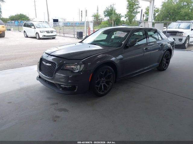 45190679 :رقم المزاد ، 2C3CCABGXJH296327 vin ، 2018 Chrysler 300 300s مزاد بيع