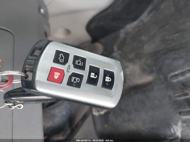 45190719 :رقم المزاد ، 5TDDK3DC4BS009205 vin ، 2011 Toyota Sienna Limited مزاد بيع