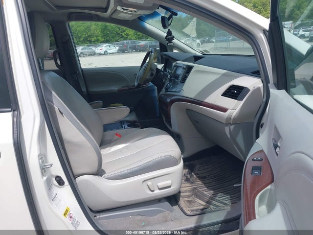 45190719 :رقم المزاد ، 5TDDK3DC4BS009205 vin ، 2011 Toyota Sienna Limited مزاد بيع