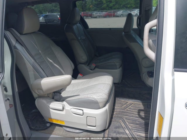 45190719 :رقم المزاد ، 5TDDK3DC4BS009205 vin ، 2011 Toyota Sienna Limited مزاد بيع