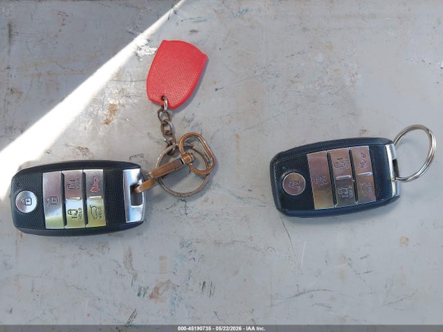 KNDMB5C18G6211807 KIA SEDONA LX