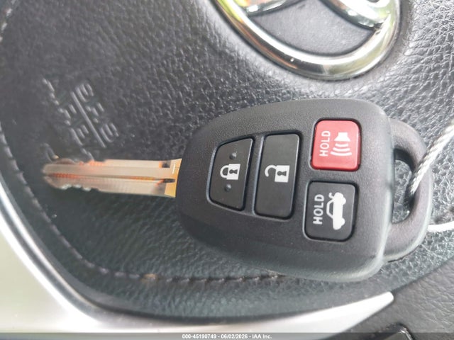 Продажа на аукционе авто 2018 Toyota Corolla Se, vin: 5YFBURHE6JP762600, номер лота: 45190749