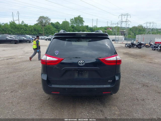 5TDYK3DC5FS588051 Toyota Sienna Xle 8 Passenger