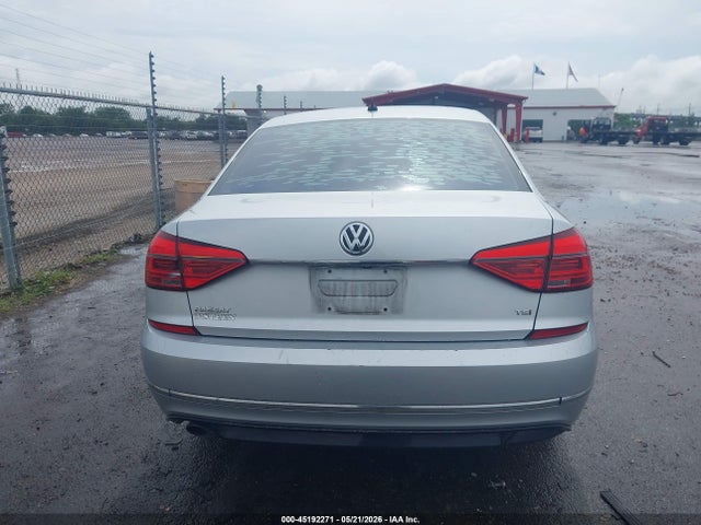 1VWAT7A31GC057018 Volkswagen Passat 1.8t R-line