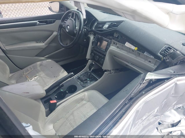1VWAT7A31GC057018 Volkswagen Passat 1.8t R-line