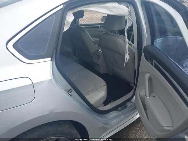 1VWAT7A31GC057018 Volkswagen Passat 1.8t R-line