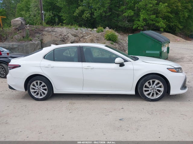 45192331 :رقم المزاد ، 4T1C11BK4MU022317 vin ، 2021 Toyota Camry Le Awd مزاد بيع