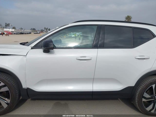 Volvo Xc40 B5 Plus Dark Theme 2025 YV4L12UC2S2452725 Image 15