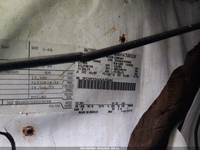 45200068 :رقم المزاد ، 3FCNF53S4XJA25684 vin ، 1999 Ford F550 Super Duty Stripped Chass مزاد بيع