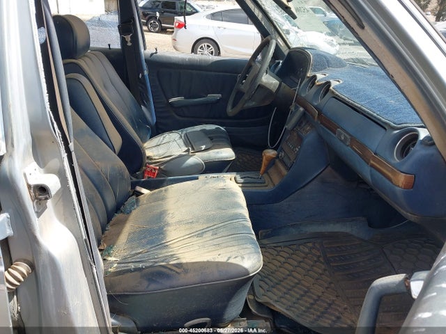 1983 Mercedes-benz 300 Dt მანქანა იყიდება აუქციონზე, vin: WDBAB33A4DB030180, აუქციონის ნომერი: 45200683