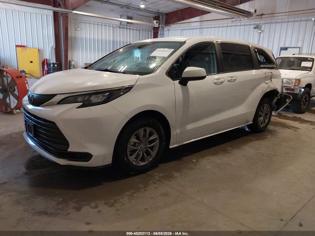 Toyota SIENNA LE 2024 5TDKRKEC7RS196977 Image 2