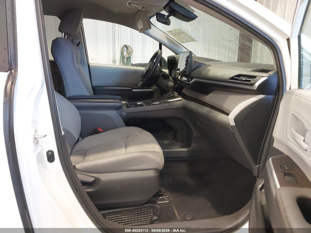 Toyota SIENNA LE 2024 5TDKRKEC7RS196977 Image 5