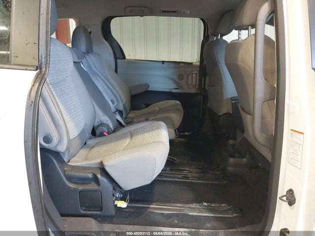 Toyota SIENNA LE 2024 5TDKRKEC7RS196977 Image 8
