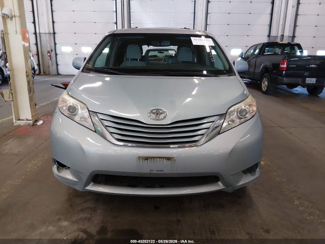 45202122 :رقم المزاد ، 5TDKZ3DC1HS774884 vin ، 2017 Toyota Sienna Le 8 Passenger مزاد بيع