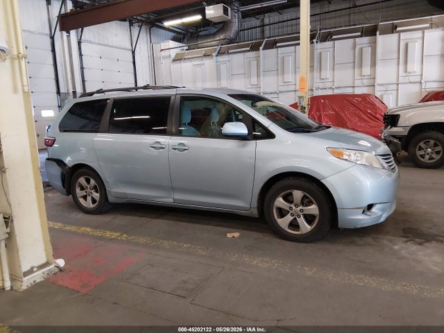 45202122 :رقم المزاد ، 5TDKZ3DC1HS774884 vin ، 2017 Toyota Sienna Le 8 Passenger مزاد بيع