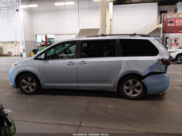 45202122 :رقم المزاد ، 5TDKZ3DC1HS774884 vin ، 2017 Toyota Sienna Le 8 Passenger مزاد بيع