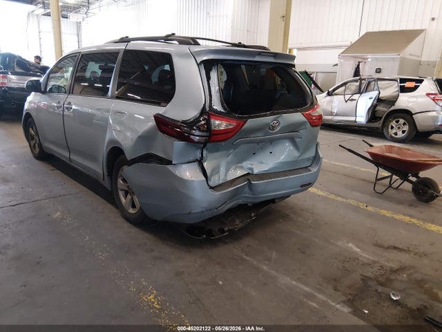 45202122 :رقم المزاد ، 5TDKZ3DC1HS774884 vin ، 2017 Toyota Sienna Le 8 Passenger مزاد بيع