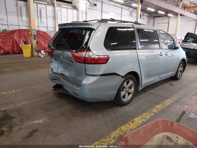 45202122 :رقم المزاد ، 5TDKZ3DC1HS774884 vin ، 2017 Toyota Sienna Le 8 Passenger مزاد بيع