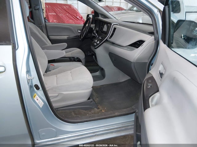 45202122 :رقم المزاد ، 5TDKZ3DC1HS774884 vin ، 2017 Toyota Sienna Le 8 Passenger مزاد بيع