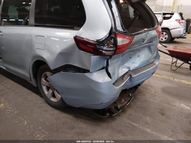 45202122 :رقم المزاد ، 5TDKZ3DC1HS774884 vin ، 2017 Toyota Sienna Le 8 Passenger مزاد بيع