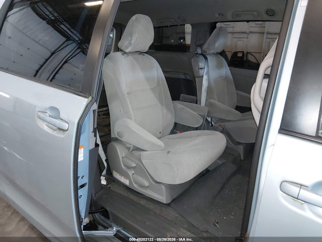 45202122 :رقم المزاد ، 5TDKZ3DC1HS774884 vin ، 2017 Toyota Sienna Le 8 Passenger مزاد بيع