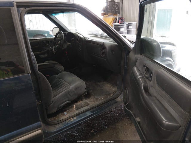 45202409 :رقم المزاد ، 1GCDT19W518102953 vin ، 2001 Chevrolet S-10 Ls مزاد بيع