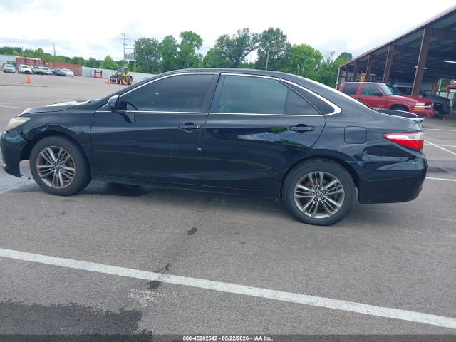 45202542 :رقم المزاد ، 4T1BF1FK6GU261704 vin ، 2016 Toyota Camry Se مزاد بيع