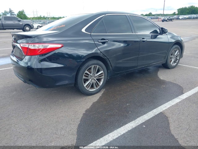 45202542 :رقم المزاد ، 4T1BF1FK6GU261704 vin ، 2016 Toyota Camry Se مزاد بيع