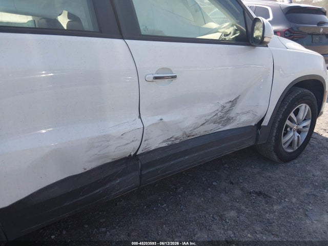 2015 Volkswagen Tiguan S მანქანა იყიდება აუქციონზე, vin: WVGAV7AX6FW615101, აუქციონის ნომერი: 45203593