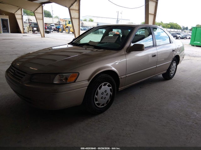 45203640 :رقم المزاد ، 4T1BG22K7WU329063 vin ، 1998 Toyota Camry Le مزاد بيع