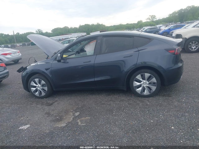 2024 Tesla Model Y Long Range Dual Motor All-wheel Drive მანქანა იყიდება აუქციონზე, vin: 7SAYGDEE7RA243197, აუქციონის ნომერი: 45205517