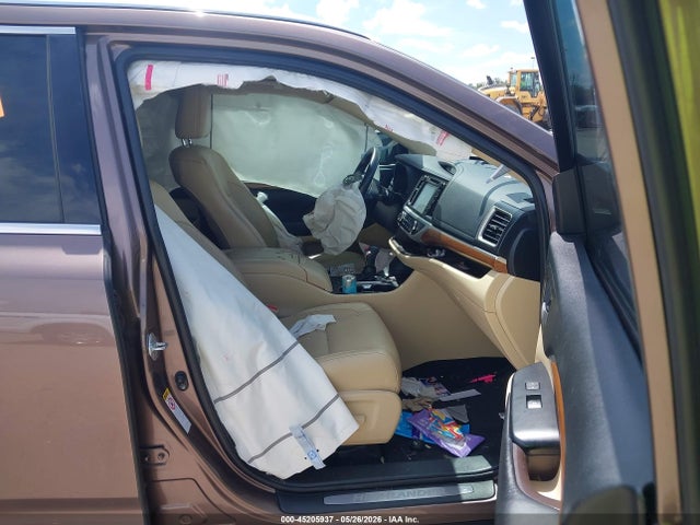 Toyota Highlander Limited 2017 5TDYZRFH3HS225631 Image 5