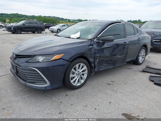 2022 Toyota Camry Le მანქანა იყიდება აუქციონზე, vin: 4T1C11AK8NU626925, აუქციონის ნომერი: 45207352