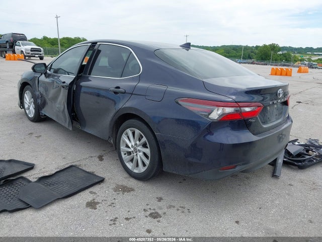 2022 Toyota Camry Le მანქანა იყიდება აუქციონზე, vin: 4T1C11AK8NU626925, აუქციონის ნომერი: 45207352